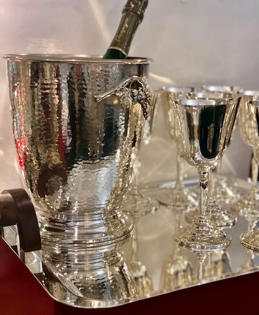 Plateau Christofle « Art-déco » ; Seau à champagne Dior et 8 coupes à champagne en argent massif.