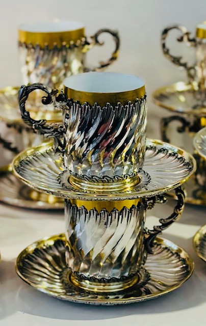 12 tasses et sous-tasses en argent massif et vermeil, de style Louis XV, XIXème.