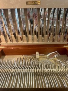 Ménagère Christofle, modèle Orly, dans un coffre en loupe d'orme.