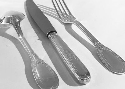 Ménagère de style Napoléon III- en parfait état- signée Argental-147 pièces-dans un coffre !