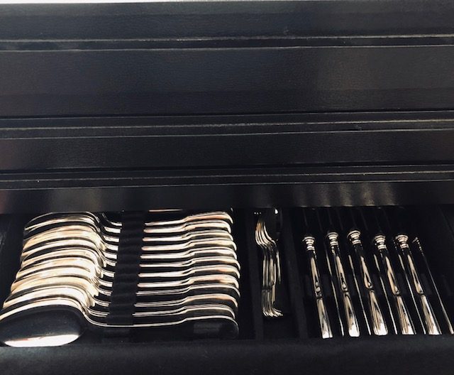 coffre-ouvert-menagere-uni-plat