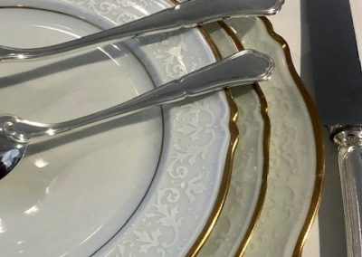 Ménagère de 177 pièces, modèle filet contours, dans meuble en bois