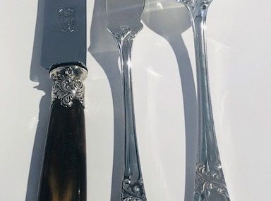 Ménagère de style Louis XV comprenant 106 pièces à saisir vite !