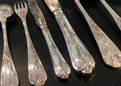 Opportunité à saisir vite : ménagère de style Louis XV comprenant 112 pièces, dans son coffre !