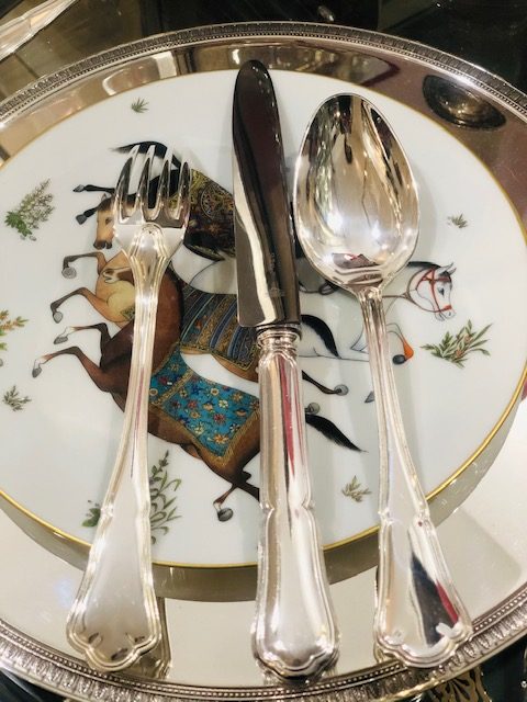 menagere en argent de l'orfèvre Ercuis, avec filet et contour