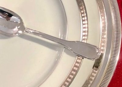 Ménagère – modèle Versailles – 71 pièces – 12 dessous d’assiette – service de table Bernardaud pour Christofle