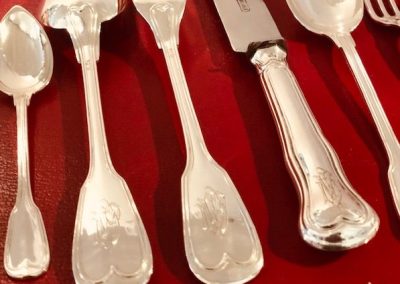 Exceptionnelle ménagère, en argent massif, modèle Filet.