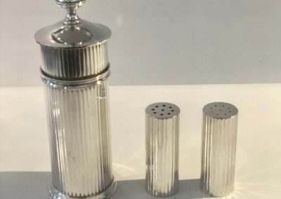 Moulin à poivre et paire de salières, Ondulation, Christofle & 2 paires de dessous de bouteille, América, Christofle.