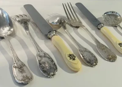 Ménagère en argent massif, décor lauriers et églantines.