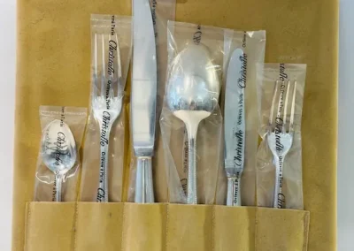 Ménagère neuve, signée Christofle, modèle Perles.