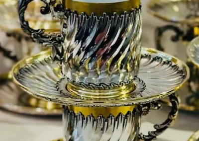 Ensemble de 12 tasses et sous-tasses en argent massif et vermeil.