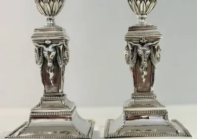 Paire de bougeoirs XIXème, en bronze argenté.