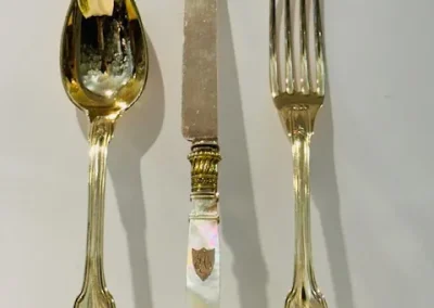 Ensemble de couverts à dessert – filet – vermeil – couteaux de nacre.