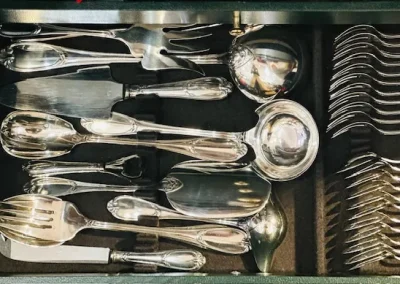 Ménagère de 155 pièces, signée Ercuis