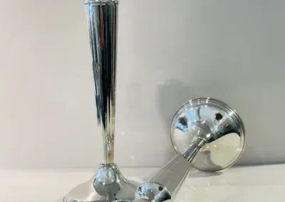 Paire de bougeoirs en argent massif.