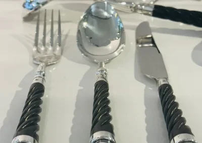 Ménagère Ercuis en métal argenté et ébène.