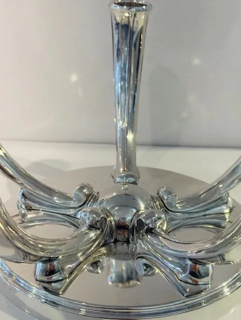 Paire de chandeliers design en argent massif : détail pied