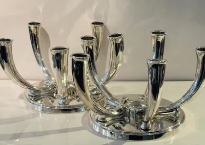 Paire de chandeliers design, en argent massif.