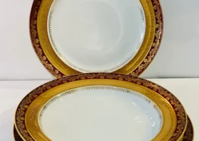 Service de table frise lie de vin et or, haute porcelaine.