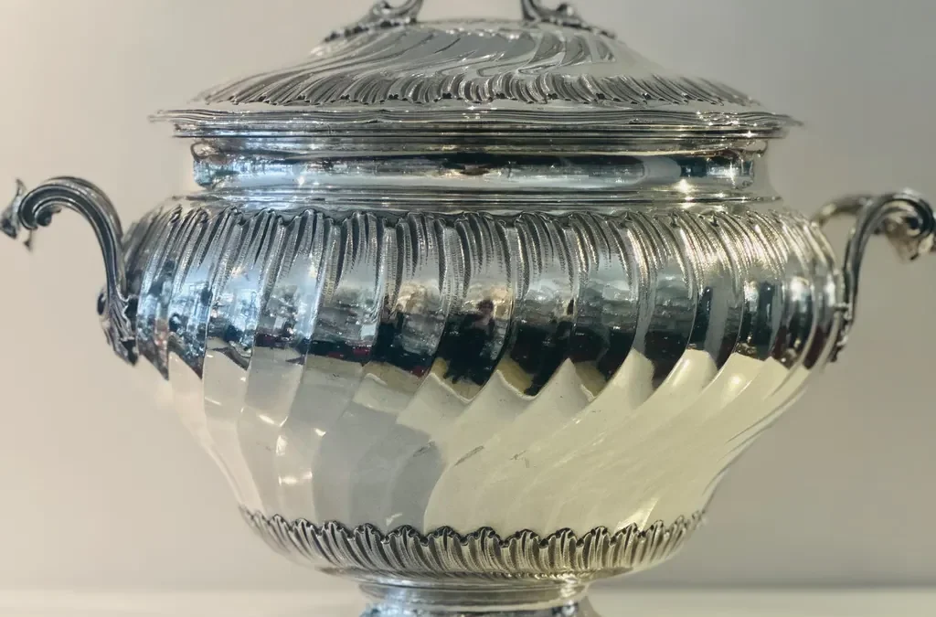 Grande soupière – style Louis XV – argent massif.