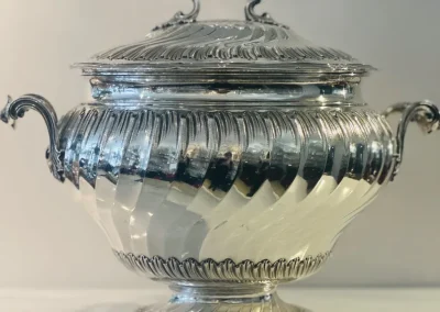 Grande soupière – style Louis XV – argent massif.