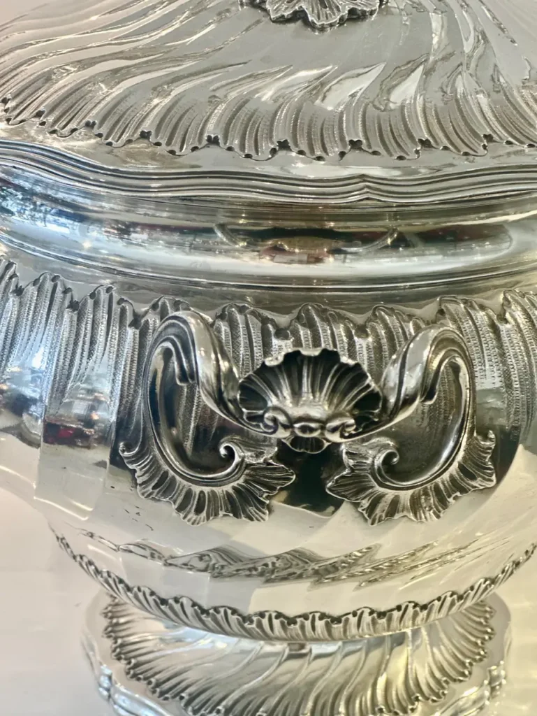 Grande soupière style Louis XV en argent massif : détail