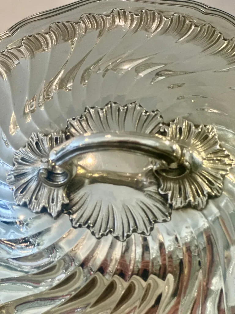 Grande soupière style Louis XV en argent massif : poignée