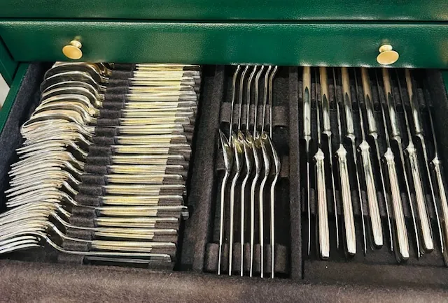 Ménagère Ercuis, modèle art déco : coffret : fourchettes, cuillères et couteaux