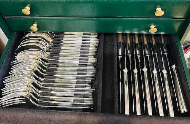 Ménagère Ercuis, modèle art déco : coffret : fourchettes et couteaux