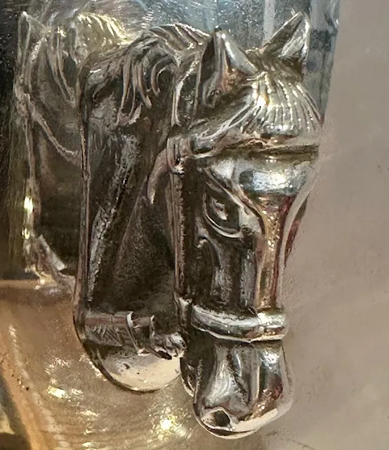 Rafraîchissoir à champagne en argent : détail de tête de cheval