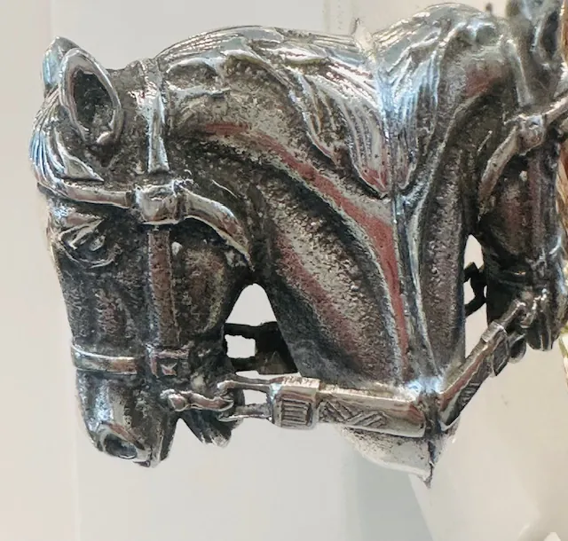 Rafraîchissoir à champagne en argent : détail de tête de cheval en argenterie