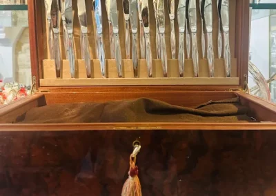 Modèle Orly – Christofle – 114 pièces- coffre en loupe d&rsquo;orme.