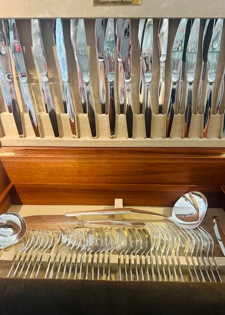 Ménagère Christofle modèle Orly, dans son coffre, en loupe d'orme - complet