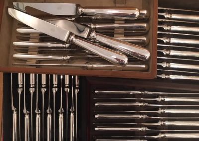 Lot de couteaux, manches métal argenté, lames inox