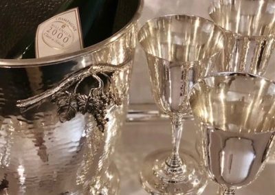 Plateau Christofle « Art-déco » ; Seau à champagne Dior et 8 coupes à champagne en argent massif.