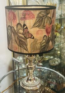 Pied de lampe godron, XXème sicle et son abat-jour papillon