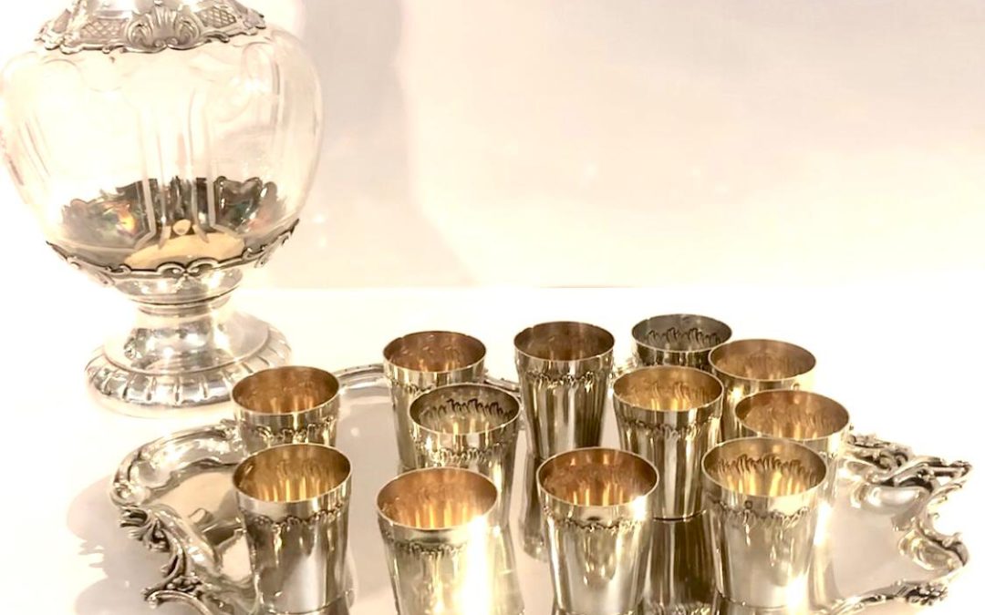 Carafe, plateau, 12 verres à liqueur en argent.