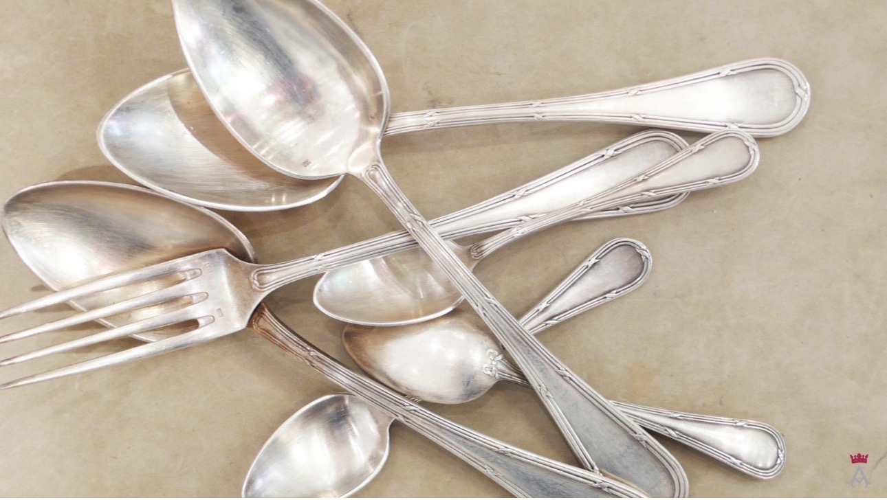 Couverts avant nettoyage