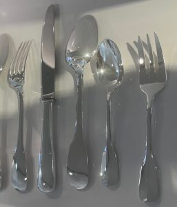 Ménagère uni-plat, 139 pièces, de la maison d'orfèvrerie Perrin.