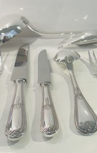 Ménagère signée Boulenger, modèle Empire, 124 pièces en coffre.