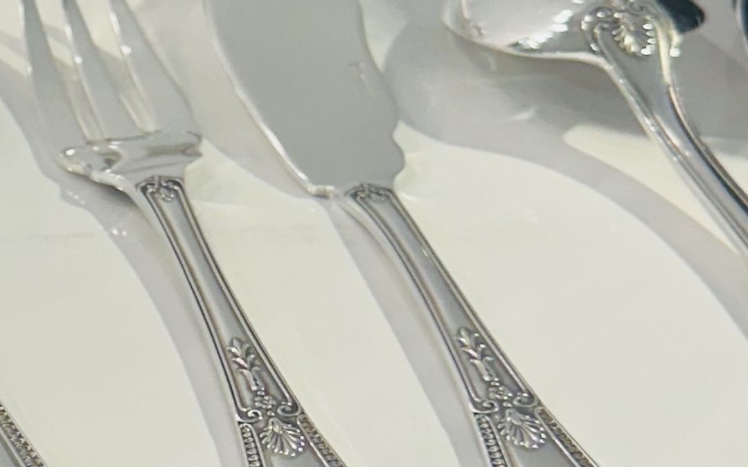 Ménagère signée Boulenger, modèle Empire, 124 pièces en coffre.