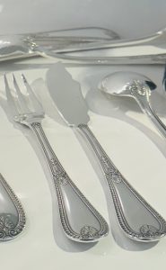 Ménagère signée Boulenger, modèle Empire, 124 pièces en coffre.