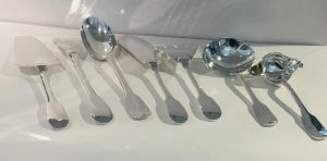 Ménagère uni-plat, 139 pièces, de la maison d'orfèvrerie Perrin.