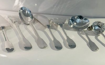 Ménagère signée Perrin, comprenant 139 pièces, modèle Uni-plat.