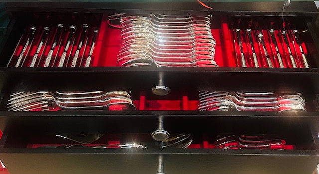 Ménagère Perrin, dans un coffre, 139 pièces, modèle Uni-plat