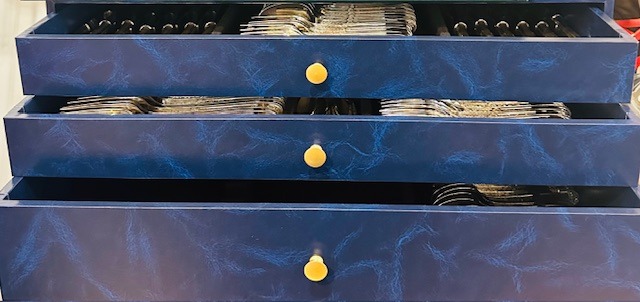 Coffre antioxydant comprenant une ménagère Christofle, 133 pièces, modèle Villeroy