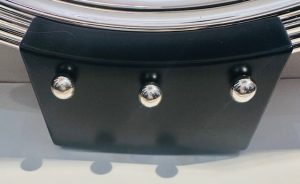 Icône du raffinement français, ce plateau signé Puiforcat séduit par la pureté de sa ligne ovale et la précision de ses finitions. Réalisé selon les plus hauts standards de l’orfèvrerie, il allie élégance intemporelle et fonctionnalité parfaite.
Idéal pour le service, la présentation ou la décoration, ce plateau apporte instantanément une touche de luxe à une table ou à un intérieur. Sa gravure délicate capte la lumière et met en valeur l’éclat de l’argent, signature de la maison Puiforcat.
Pièce recherchée par les amateurs d’orfèvrerie et les collectionneurs, ce plateau constitue un investissement sûr et un choix d’exception pour sublimer l’art de recevoir.
Plateau
Collection Etchéa - Art Déco 1937
Plateau Puiforcat, modèle Etchéa
